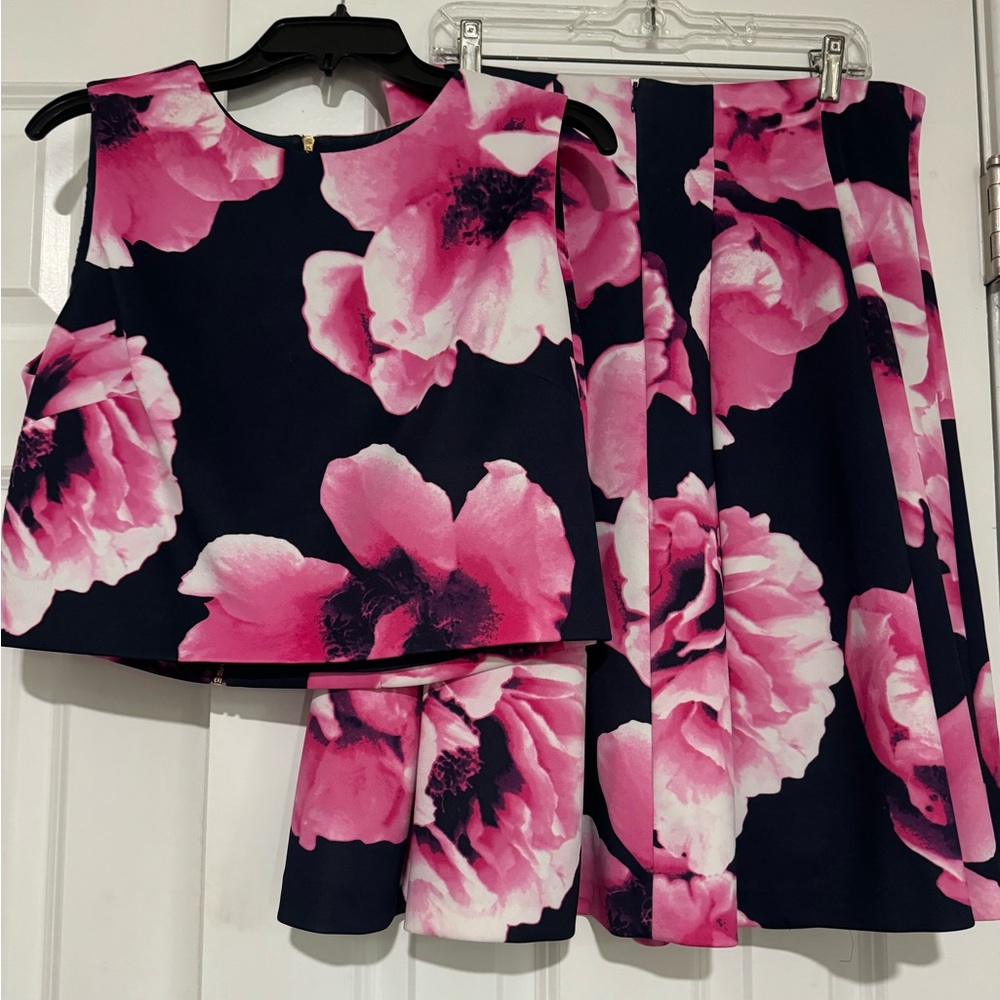 Beautiful like new Eliza J two piece floral skirt set. 🌸 🖤🩷